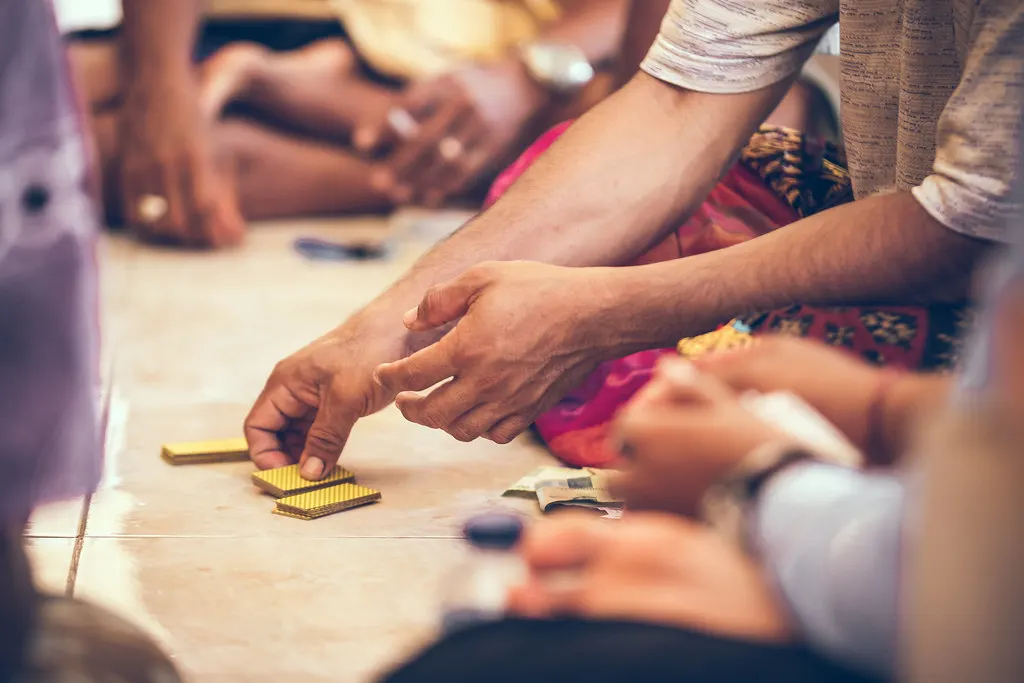 Cartas sobre una mesa